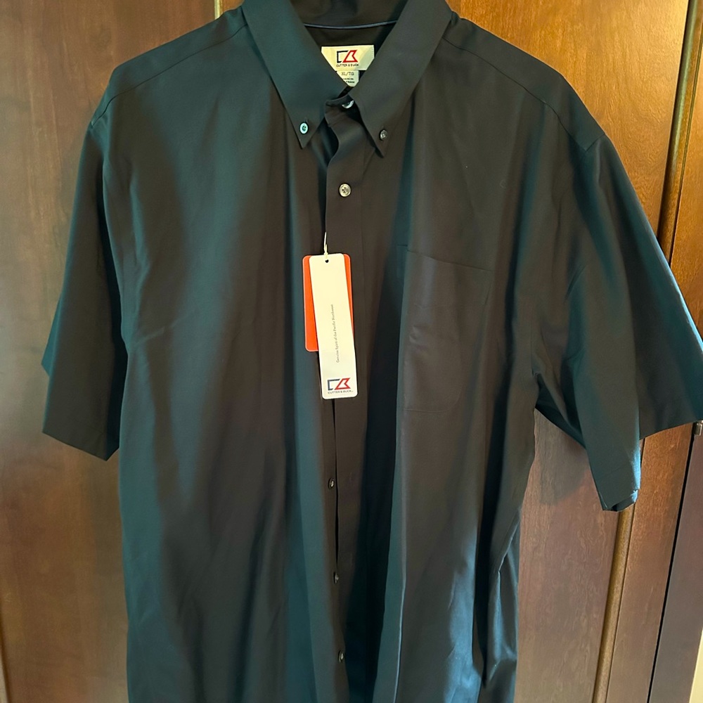 Men’s XL black short sleeve button front, button down shirt with tags.